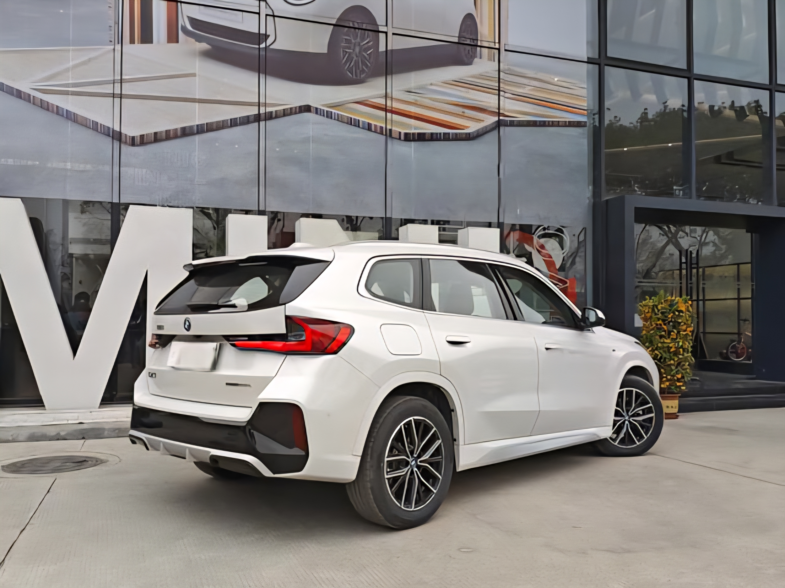 BMW iX1 eDrive25L M Sport 3