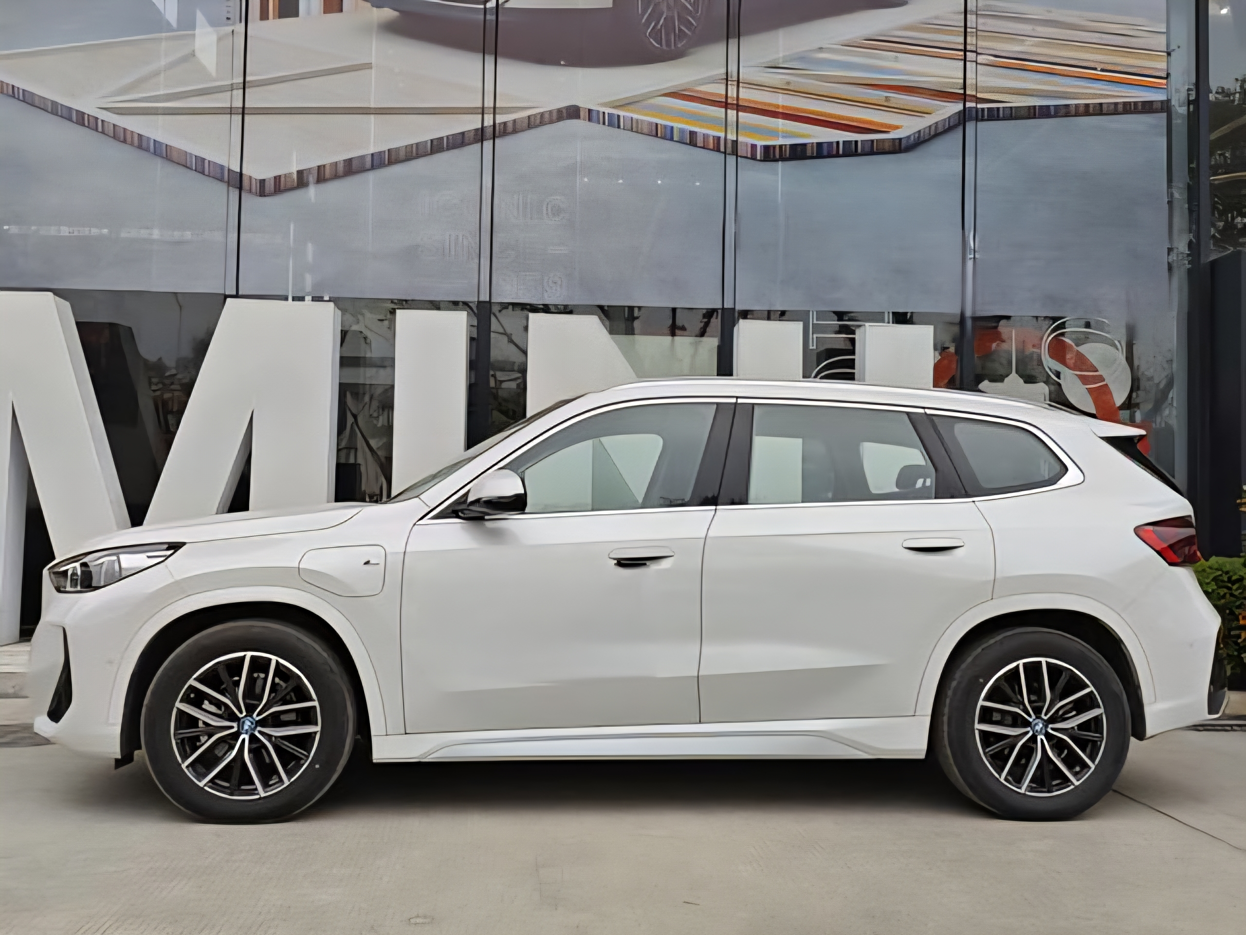 BMW iX1 eDrive25L M Sport 2