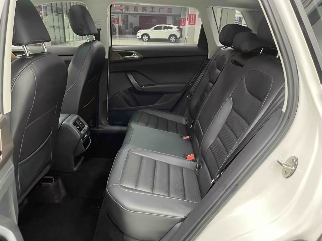 Volkswagen T-Roc 5