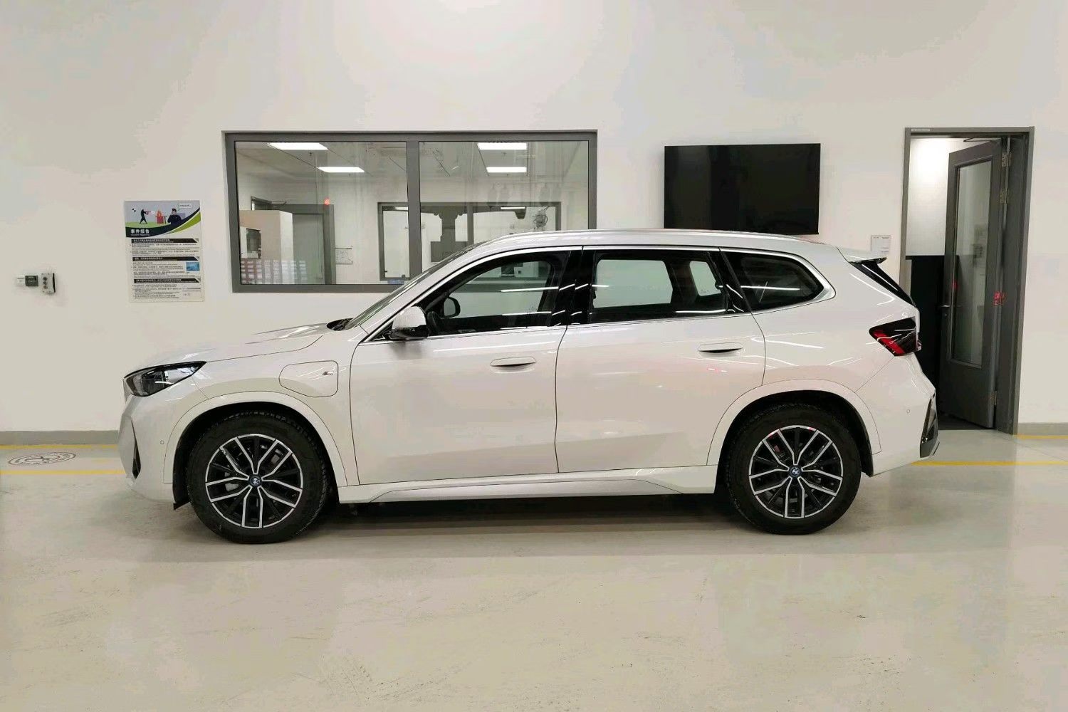2025 BMW iX1 eDrive25L M Sport 4